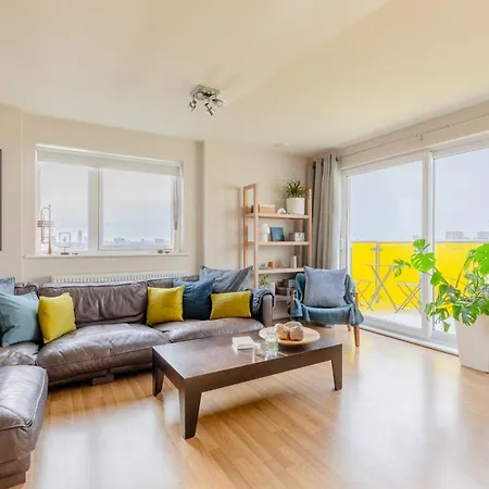 Sun Filled 2Bd Flat With City Views Mile End